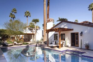 Piscina all'aperto, una piscina riscaldata