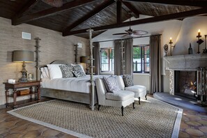 4 bedrooms, desk, WiFi
