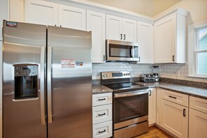 冰箱、微波炉、烤箱、炉灶