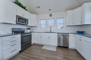 冰箱、微波炉、烤箱、炉灶