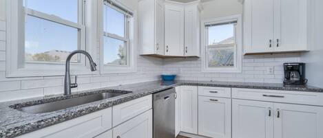 Køleskab, mikrobølgeovn, ovn, kogeplade