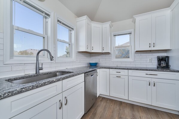 ثلاجة، ميكروويف، فرن، موقد طهي مسطح