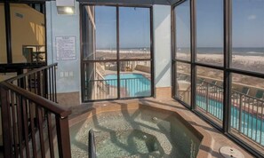Una piscina cubierta, una piscina al aire libre
