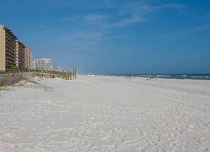 Beach - Beachfront 1BR/1BA | Direct Gulf Front | Resort Amenities | Sleeps 5 (Orange Beach)