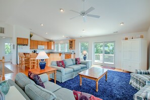 TV, DVD player - 3215 - Papa Duck, Spacious 6 br home with pretty water view and an elevator for easy access (Duck)