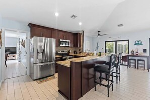 Een koelkast, een microgolfoven, een oven, een kookplaat