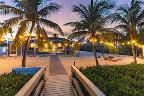 Terrace/patio - Walk to Sombrero Beach! Welcome to The Fish Bowl — Your Perfect Family Getaway! (Marathon)