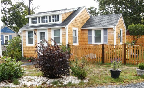 Peaceful 2 Bdrm Cottage WiFi A/C Ingrd Pool & Walk To Beach!