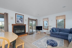 TV, fireplace, DVD player - 1484 - Beachin' It, Oceanside OBX Beach House w/Private Pool. Family Fun! (Corolla)