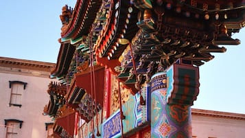 Un bâtiment traditionnel chinois, doté d’une architecture riche et élaborée, avec des décorations colorées et des motifs complexes.