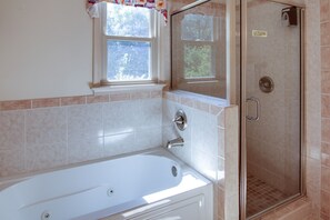 Combined shower/bathtub, hair dryer, towels, soap - Hidden Hollow Farm - Pool; Game Rm; Sleeps 26, 45 min. to DC, Weddings/Corporate (Warrenton)