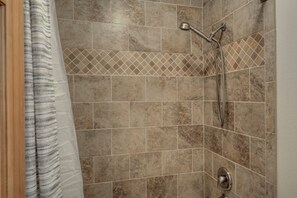 Combined shower/bathtub, hair dryer, towels, soap - Beautiful Spacious Breckenridge Condo--walk to Main Street, Vaulted Ceilings (Breckenridge)