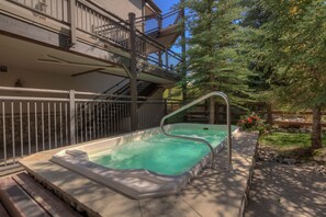 Outdoor spa tub - Beautiful Spacious Breckenridge Condo--walk to Main Street, Vaulted Ceilings (Breckenridge)
