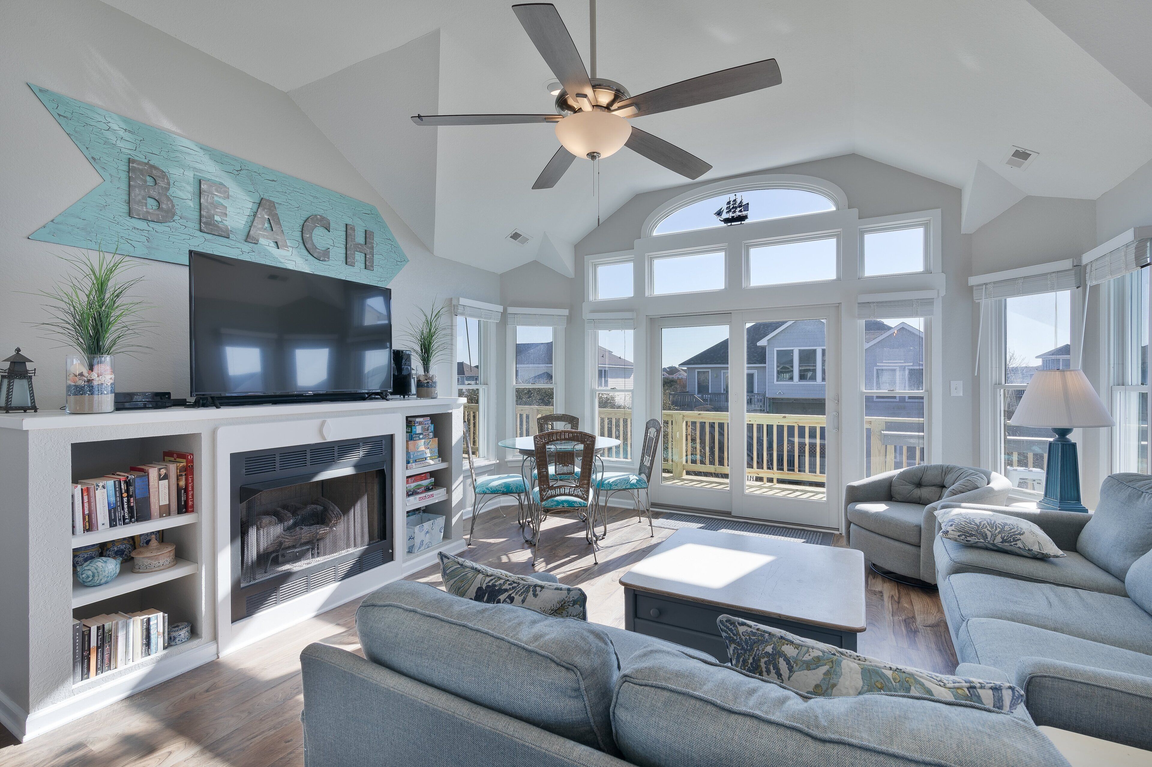 Televisor, reproductor de DVD, llibres i estèreo 