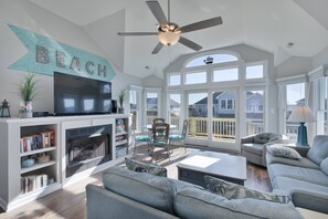 TV, DVD-spiller, bøker og stereoanlegg