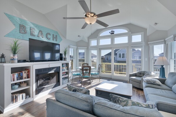 Televisión, reproductor de DVD, libros, estéreo