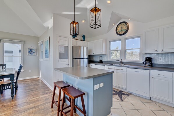 Jääkaappi, mikroaaltouuni, uuni, liesi