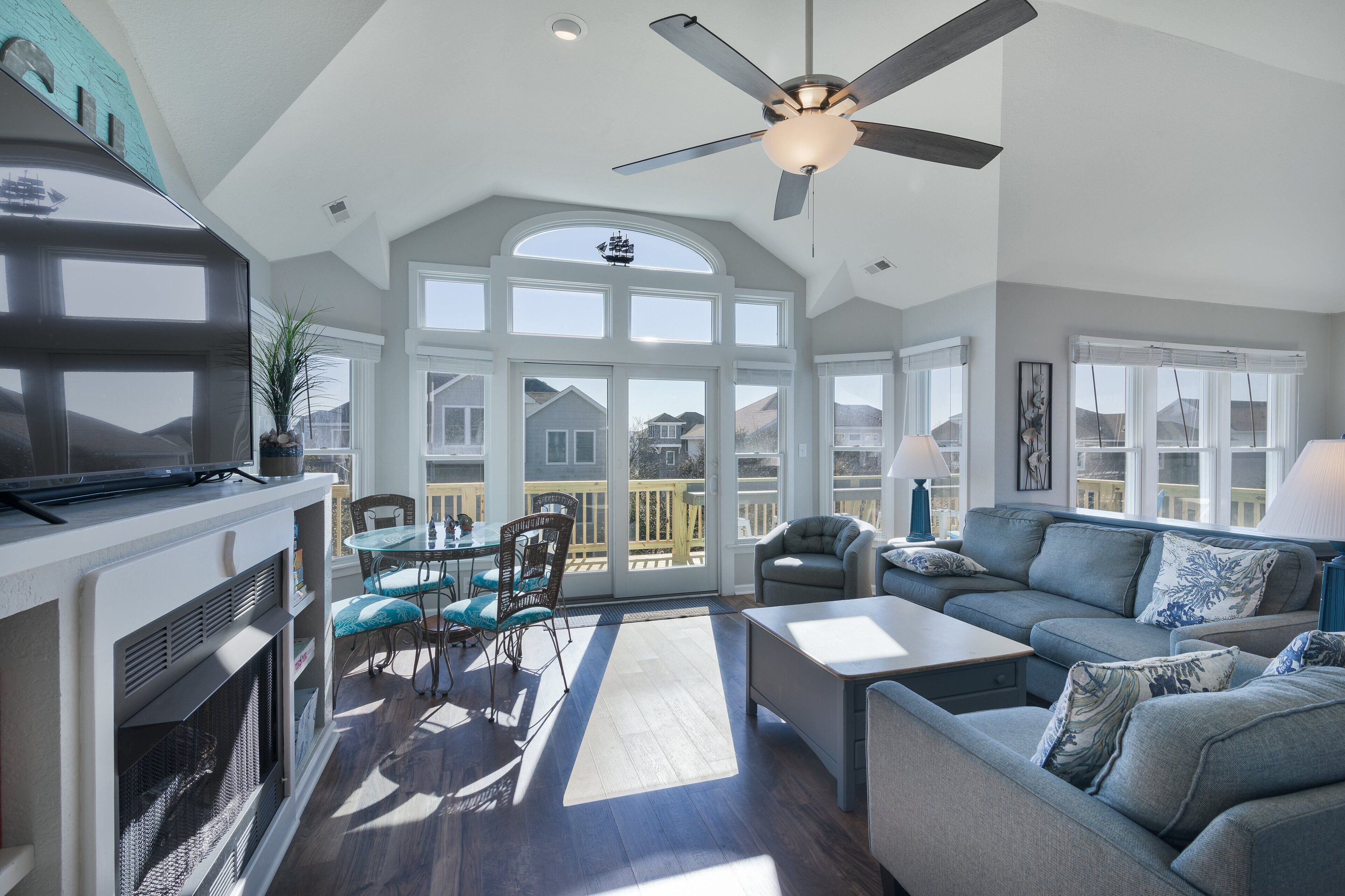 Télévision, lecteur de DVD, livres, chaîne hi-fi