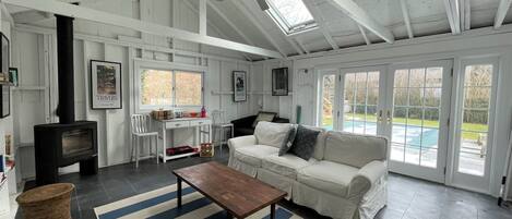 Televisión, chimenea, reproductor de DVD y estéreo