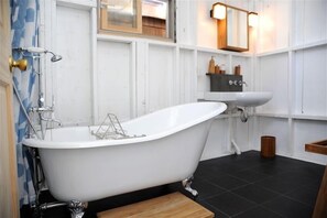 Combined shower/tub, towels