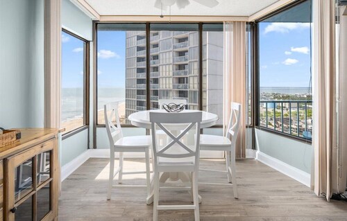 Propiedad de playa frontal con unas vistas increíbles y una piscina cubierta!