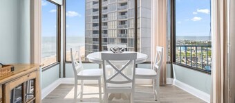 Beach Front Property avec des vues incroyables et une piscine intérieure!