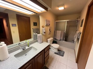 Bañera con ducha, bañera de hidromasaje, secador de pelo, toallas