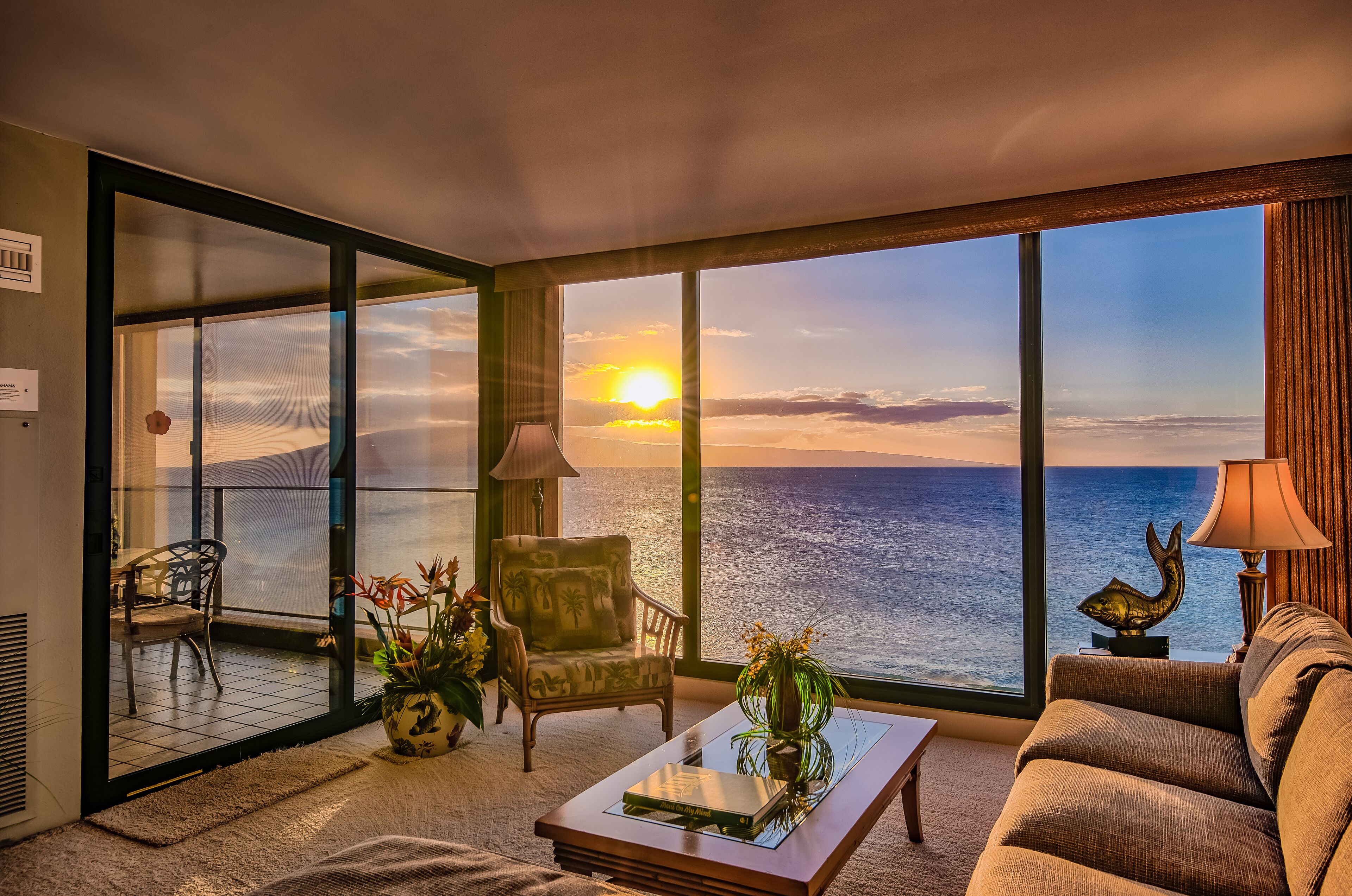 Right on the BEACH!! Luxury Penthouse 100% Oceanfront, On the Beach Sleeps 2
