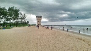 Nära stranden och vit sandstrand