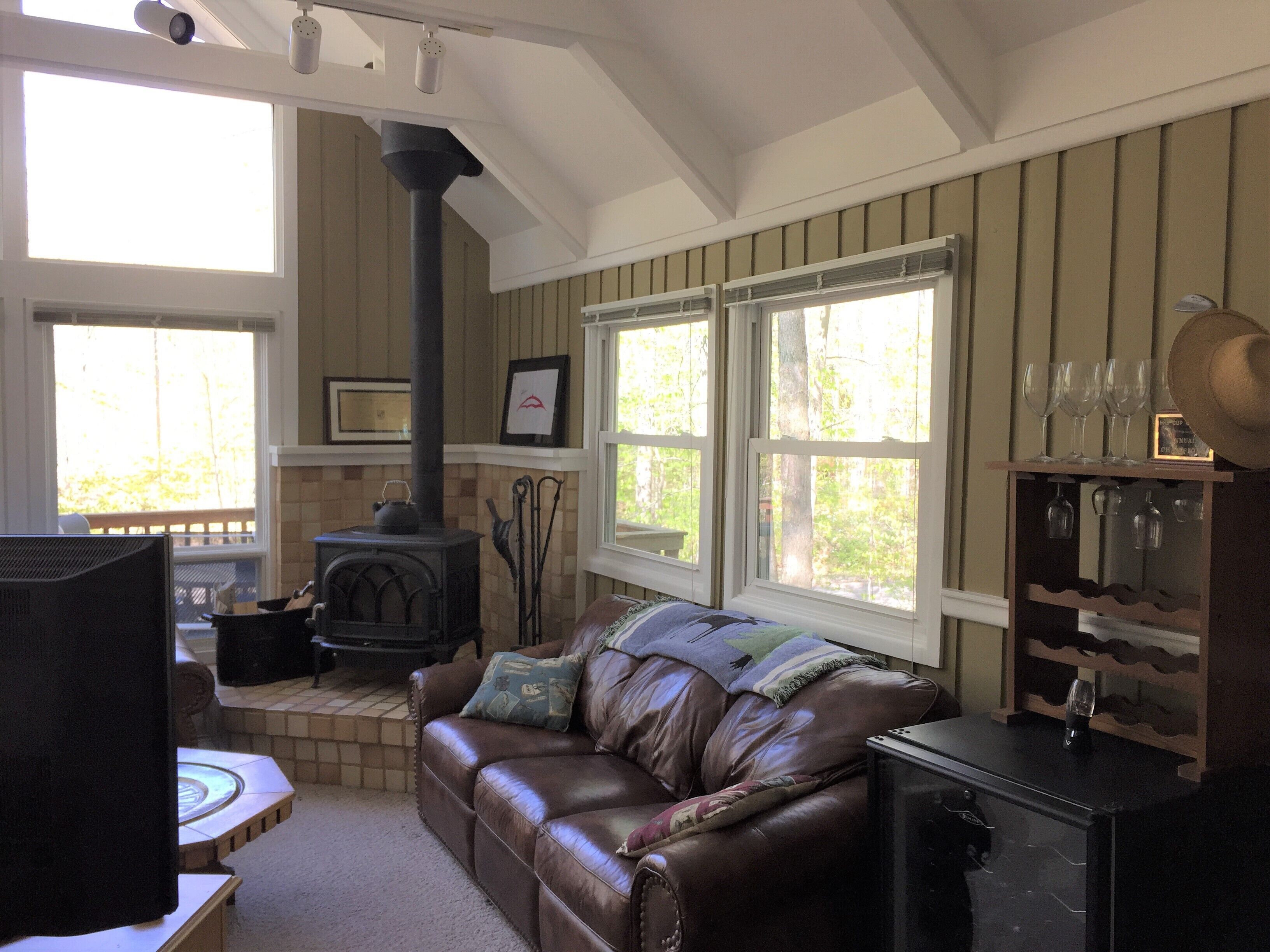 Beautifully Renovated Chalet minutes to Nub's, Boyne Highlands, Golf & Harbor  