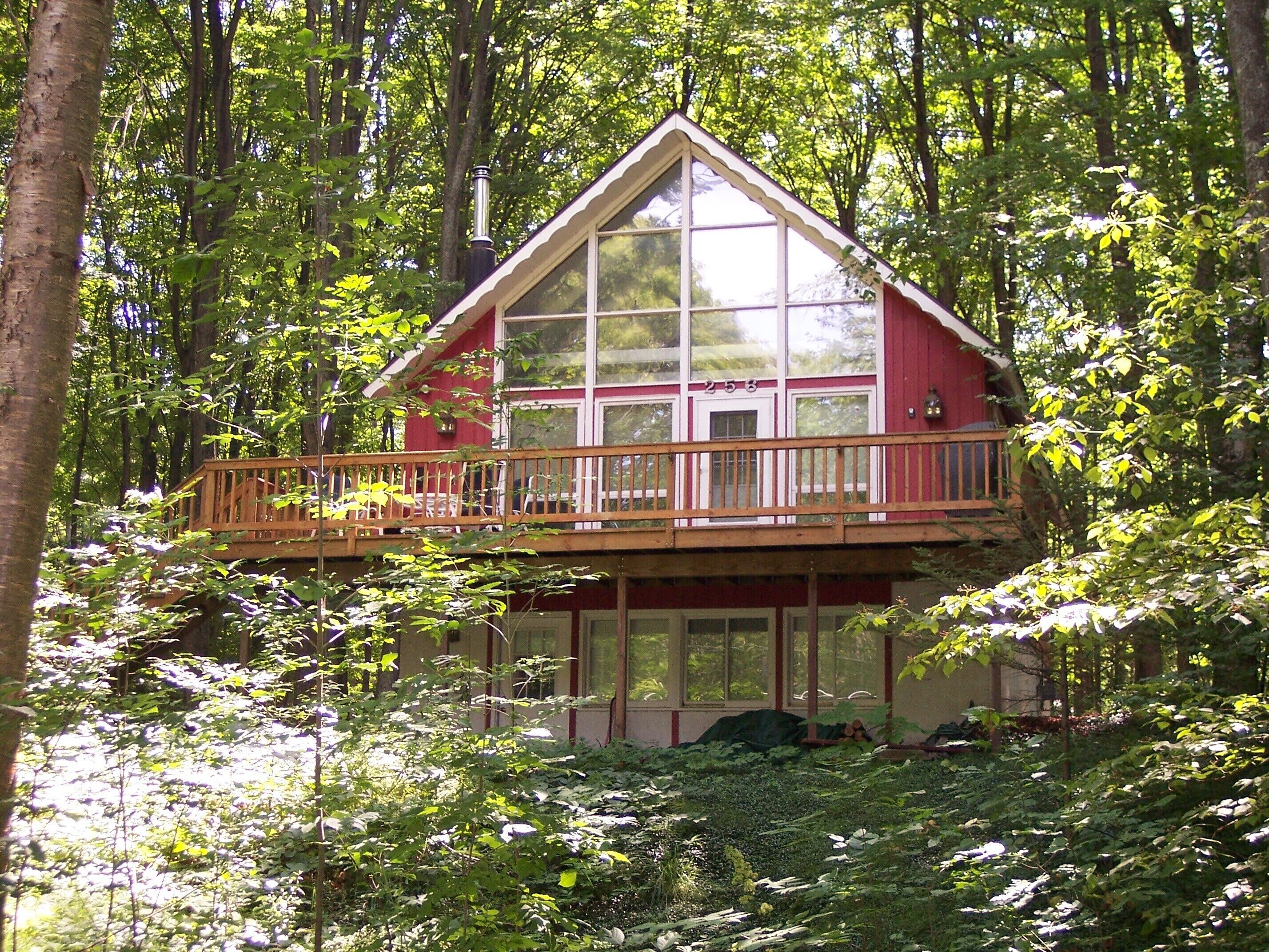 Beautifully Renovated Chalet minutes to Nub's, Boyne Highlands, Golf & Harbor  