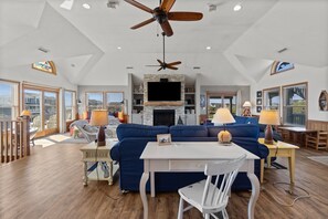 TV, DVD-spiller, fotballspill og stereoanlegg