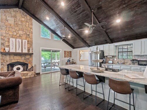 Flat Rock Cabin - AMAZING main channel views!