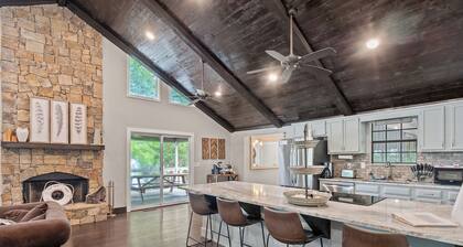 Flat Rock Cabin - AMAZING main channel views!