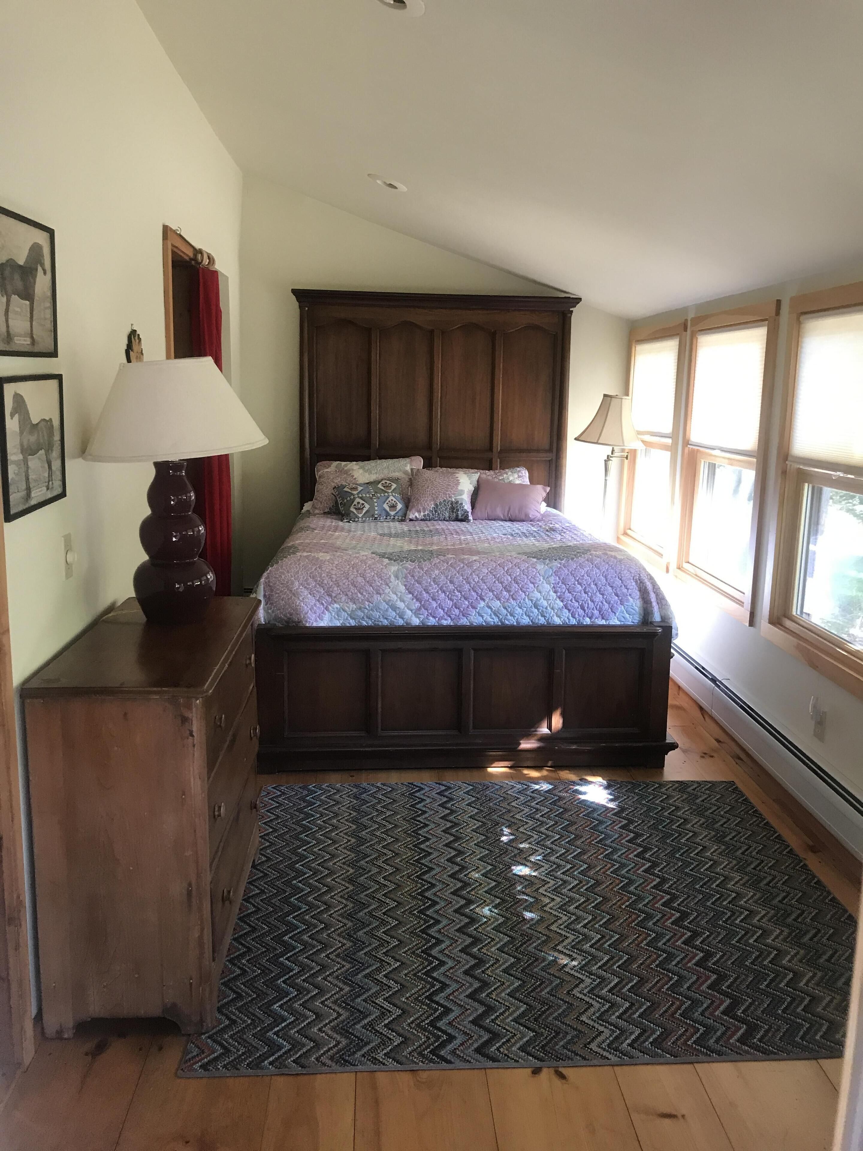 Romantic, adult getaway near  Stowe & Smugglers, private trails , hot tub