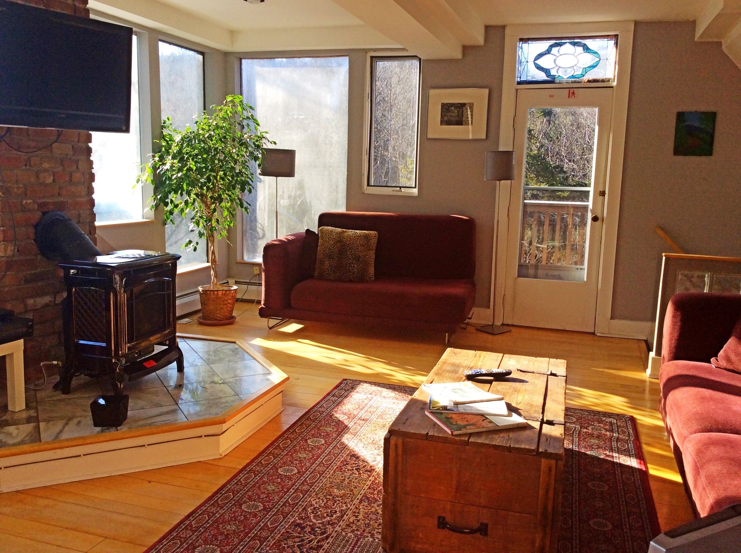 Romantic, adult getaway near  Stowe & Smugglers, private trails , hot tub