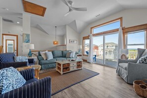 TV, caminetto, lettore DVD, videoteca