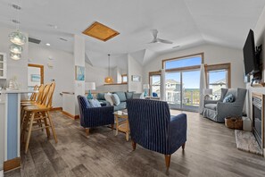 TV, caminetto, lettore DVD, videoteca