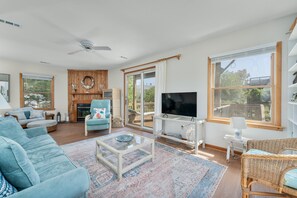TV, DVD player, books, stereo - 3660 - Duckingham, Pet friendly home in Duck, spacious living area perfect for the family to relax (Duck)