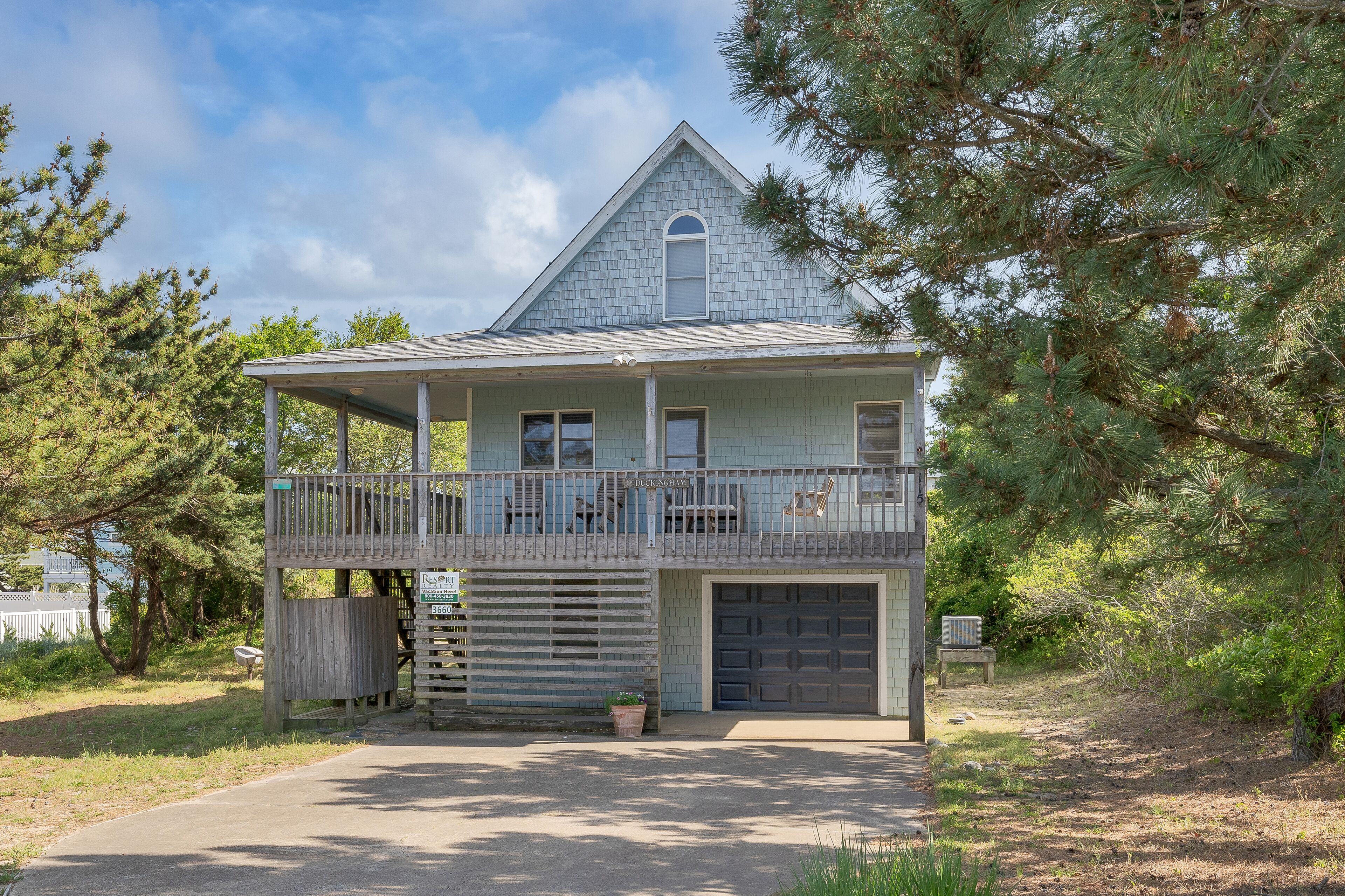 Pet friendly home in Duck with spacious living area perfect for the family to relax