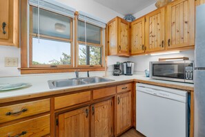 Fridge, microwave, oven, stovetop - 3660 - Duckingham, Pet friendly home in Duck, spacious living area perfect for the family to relax (Duck)