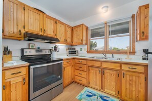 Refrigerador, microondas, horno y parrilla de estufa 