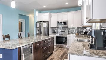 冰箱、微波炉、烤箱、炉灶