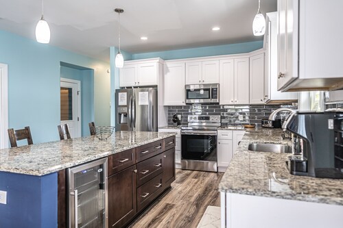 5BR 5BA w/ Hot Tub, ample Parking, 2 Blocks from Beach, Boardwalk & Downtown!