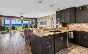 Mikrobølgeovn, oppvaskmaskin, kaffetrakter/tekoker og kjøkkenutstyr