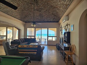 Smart TV, chimenea, libros y estéreo 