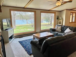 Smart TV, chimenea, consola de videojuegos y reproductor de DVD 