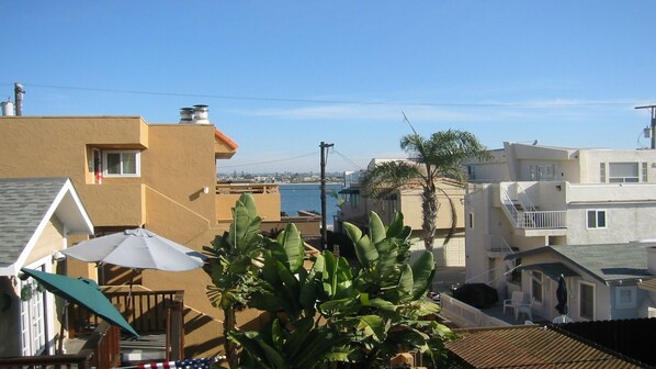 A residential area with houses, a clear sky, and a body of water in the background. - 3 bdr, 3 bath Home Walk to bay, ocean, restaurants and shops! (San Diego)