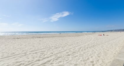 3 bdr, 3 bath Home Walk to bay, ocean, restaurants and shops!
