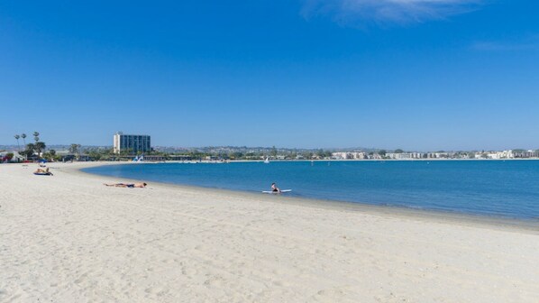Playa en los alrededores y toallas de playa 